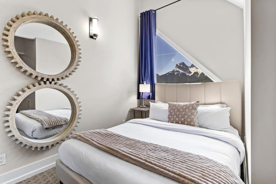 Stunning Penthouse with Mtn Views Hot Tub and Pool House in Canmore