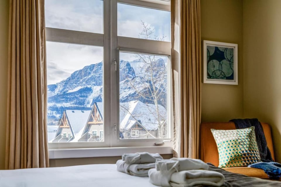 Bedroom, Mountain view