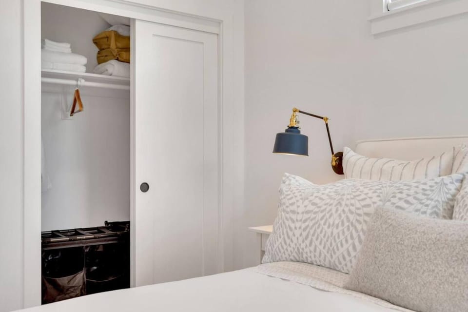 NEW Venice Rose Ave Retreat with Sunset Deck Apartment in Venice Beach