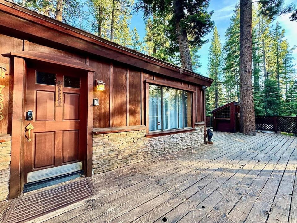 Peaceful Tahoe Cabin Close to Lake and Shopping Cabin in Tahoe Vista