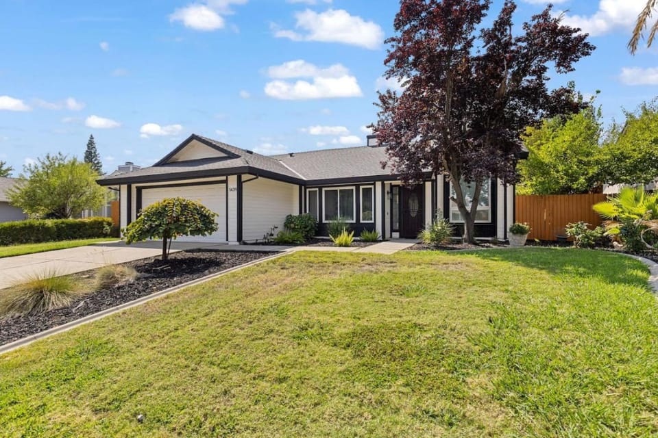 Family Home-Garage Parking-Hot Tub-Pool House in Roseville