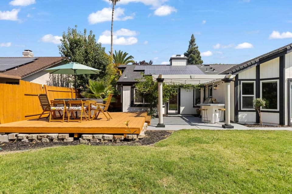 Family Home-Garage Parking-Hot Tub-Pool House in Roseville