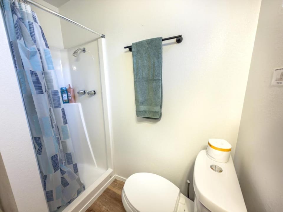 Fox Cabin - Hot Tub-Lakefront Property - Sleeps 4 Cabin in Bass Lake