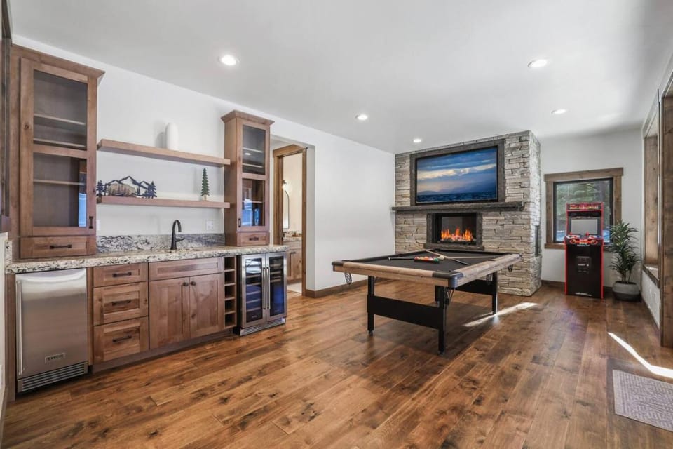 Paradise on Pioneer - New 6 Bedroom w Pool Table House in Sierra Nevada
