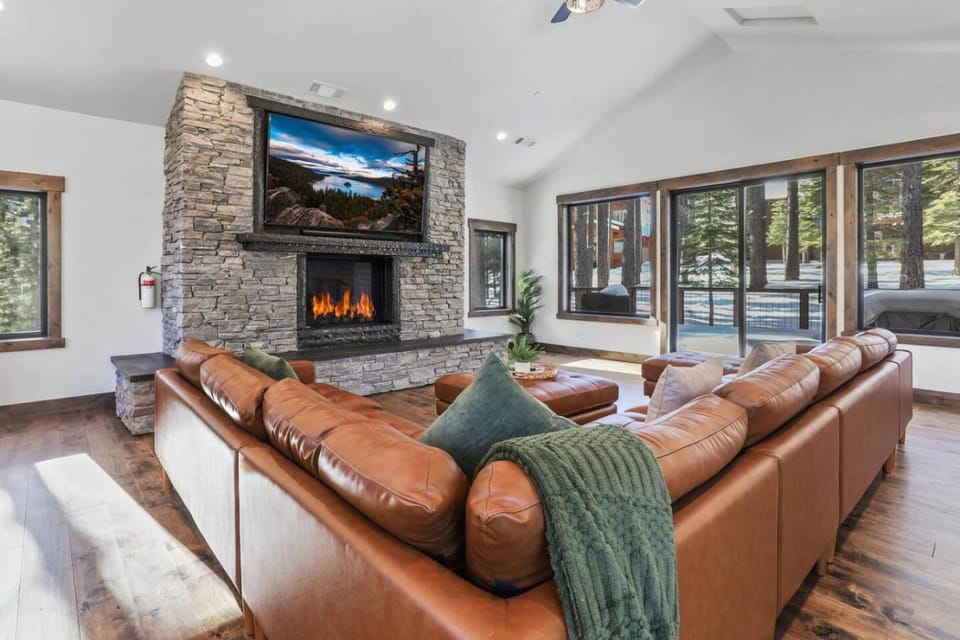 Paradise on Pioneer - New 6 Bedroom w Pool Table House in Sierra Nevada