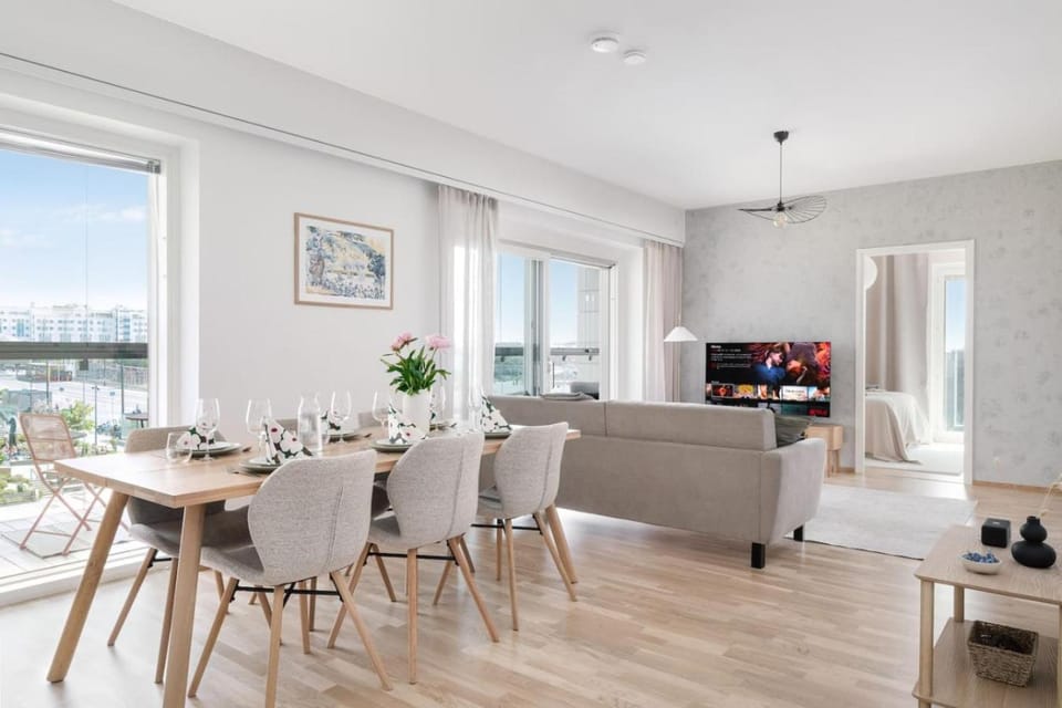 TV and multimedia, Kitchen or kitchenette, Living room, Seating area, Dining area
