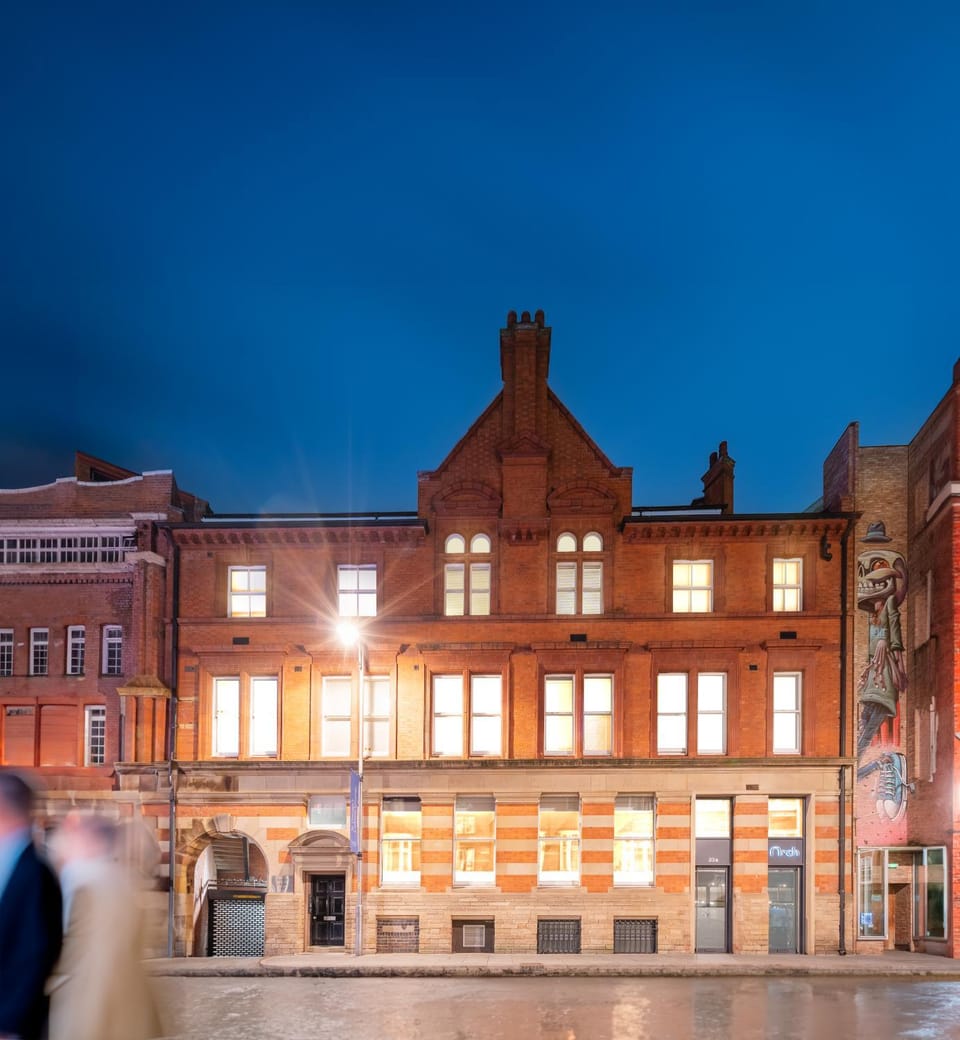Property building, Restaurant/places to eat, Night, People, City view, Landmark view, Location, group of guests, Quiet street view