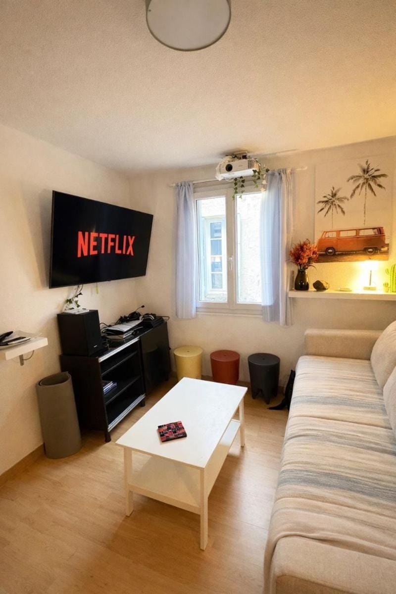 Communal lounge/ TV room, TV and multimedia, Living room, Seating area, Evening entertainment