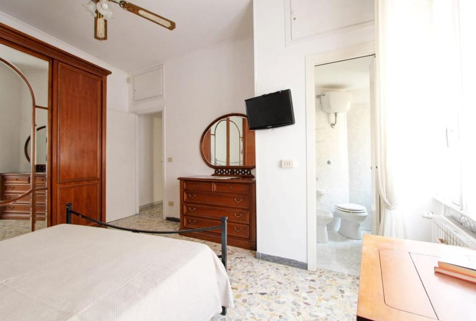Bed, Bathroom, Bedroom, heating, towels, air conditioner