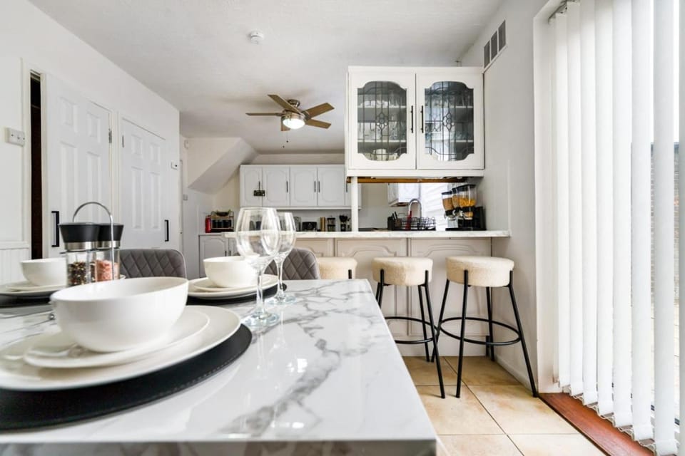 Kitchen or kitchenette, Seating area, Dining area