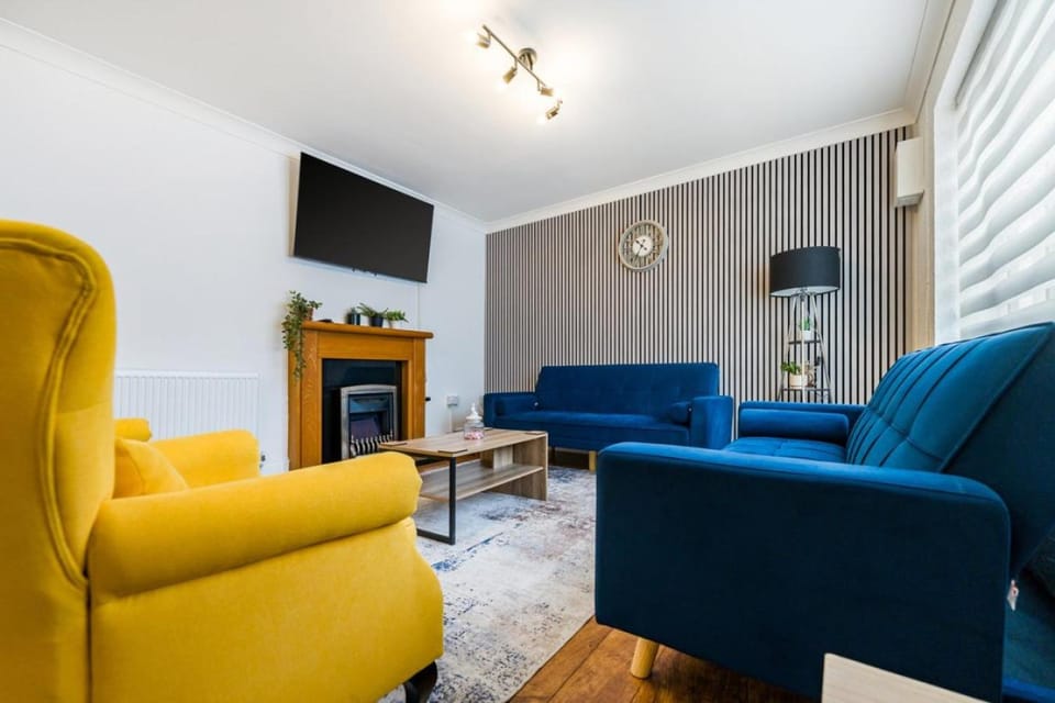 Communal lounge/ TV room, TV and multimedia, Living room, Seating area, Evening entertainment