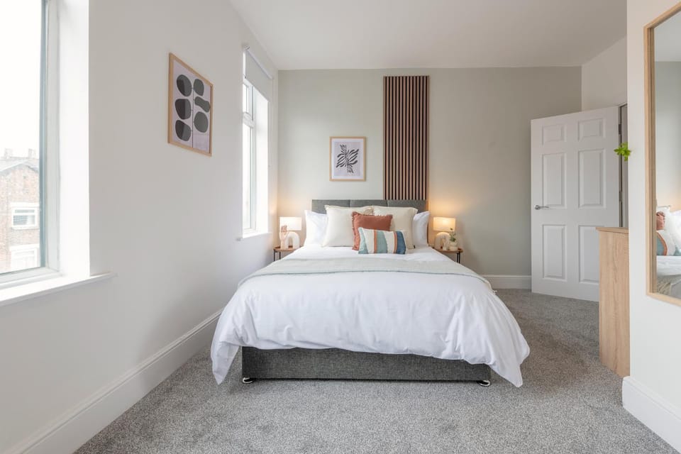 Stylish Comfort Retreat - Salford, Sleeps 8 House in Salford