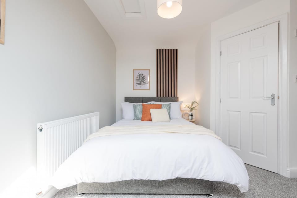 Stylish Comfort Retreat - Salford, Sleeps 8 House in Salford