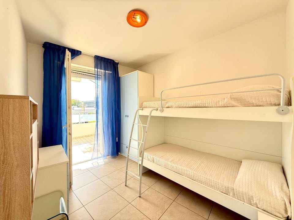 Bedroom, bunk bed
