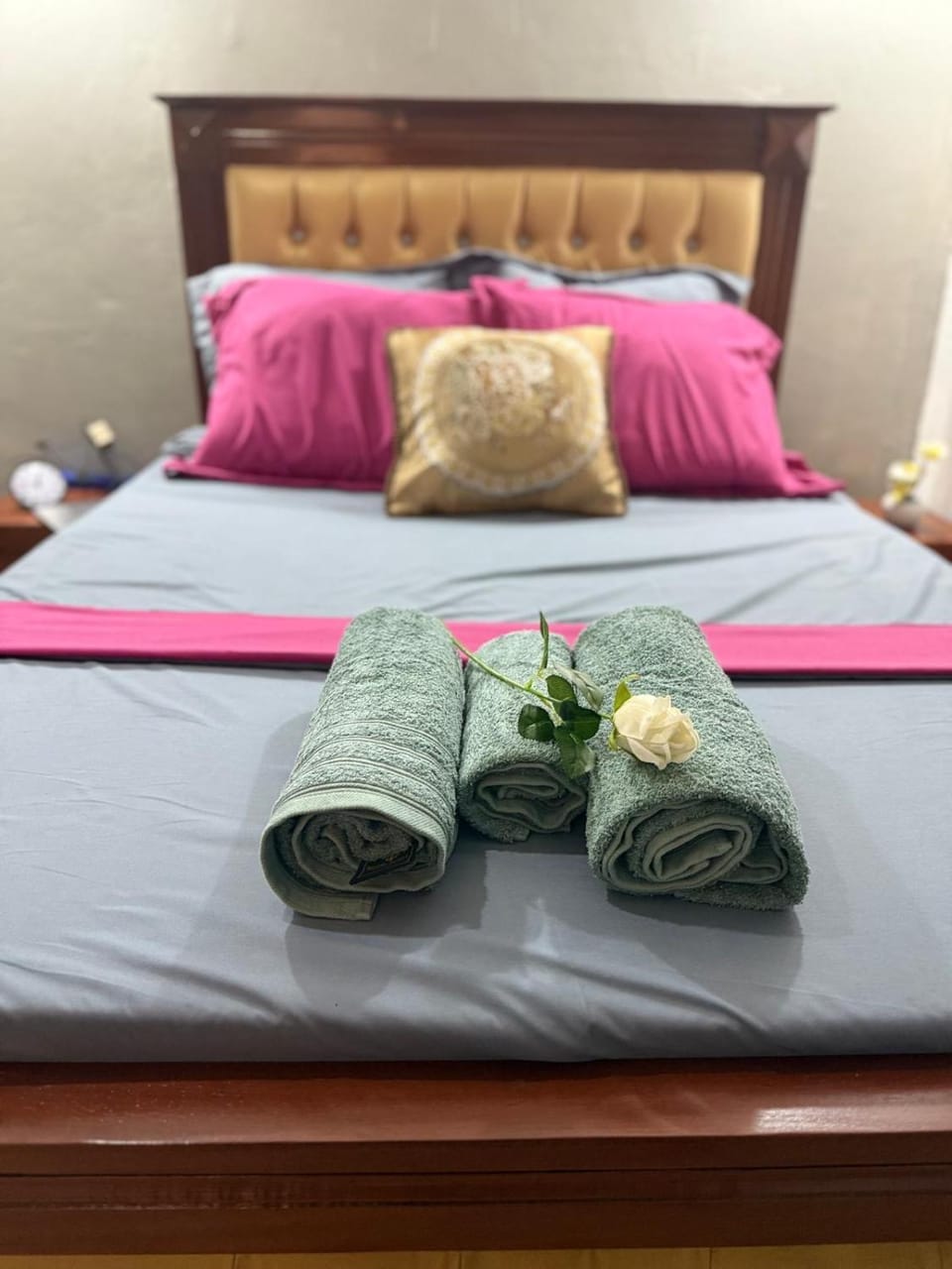 Bed, Bedroom, towels