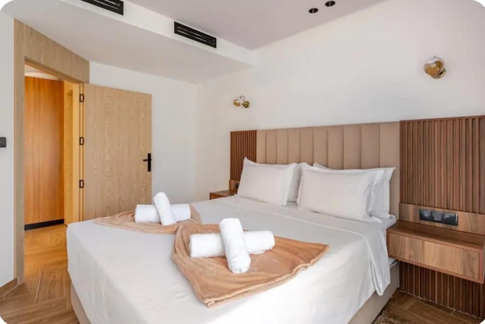 Bed, Photo of the whole room, Bedroom, towels