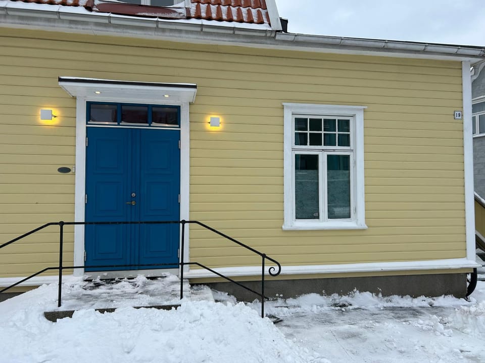 Property building, Facade/entrance, Day, Winter