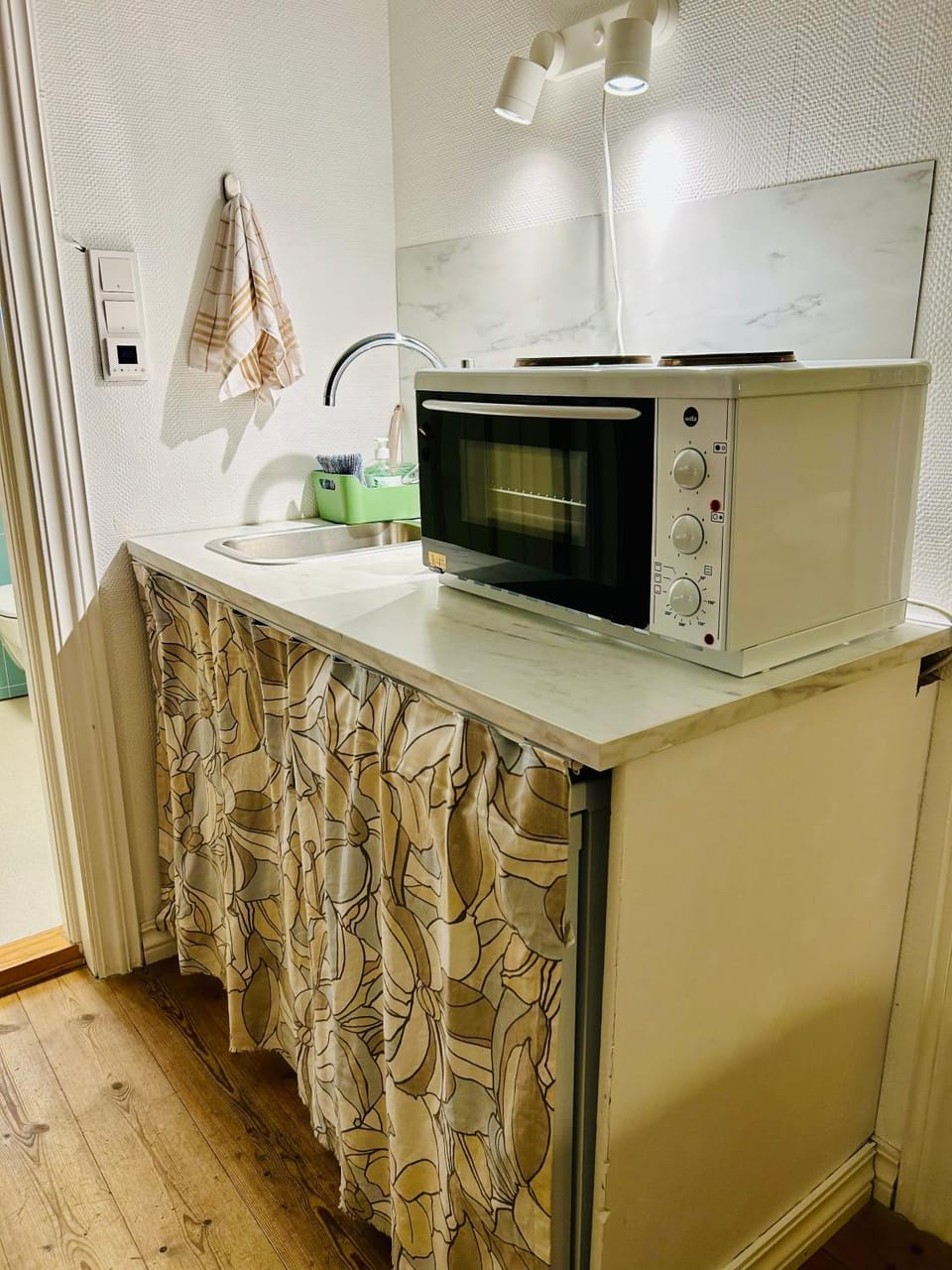 Kitchen or kitchenette, oven, stove