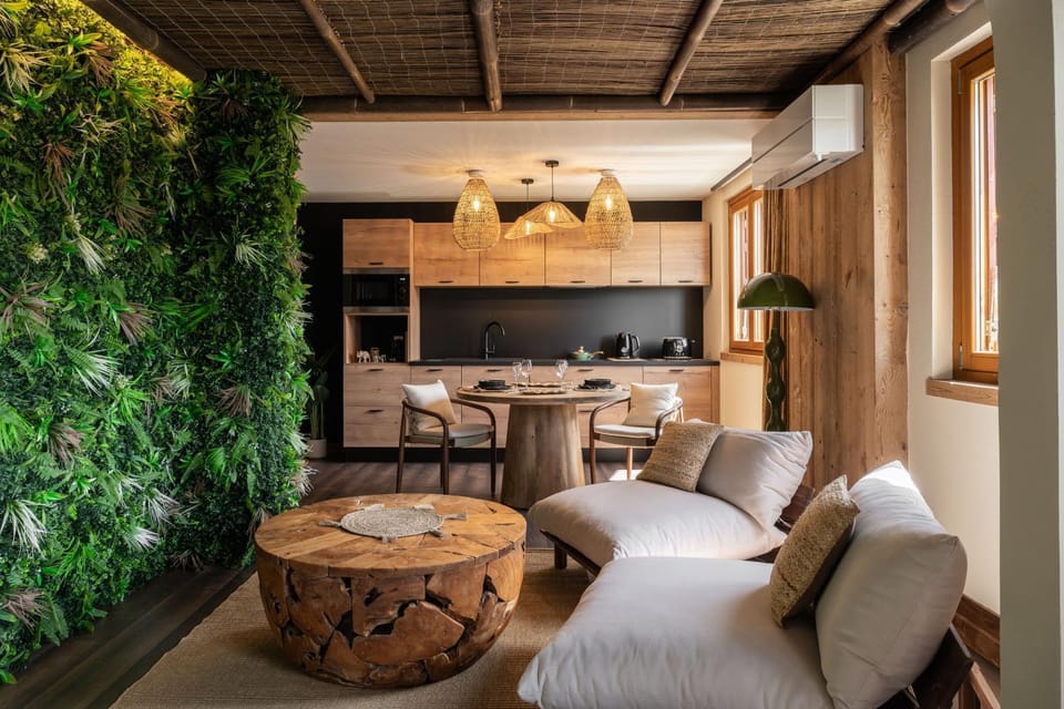 Kitchen or kitchenette, Living room, Lounge or bar, Seating area, Dining area