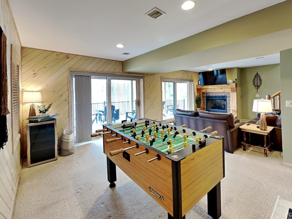 Game Room, TV and multimedia, Balcony/Terrace, Living room, Seating area, fireplace, furniture