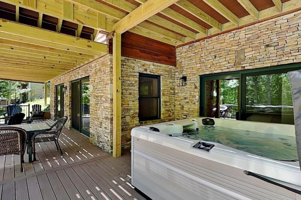 Patio, Garden, Hot Tub, Seating area, Garden view