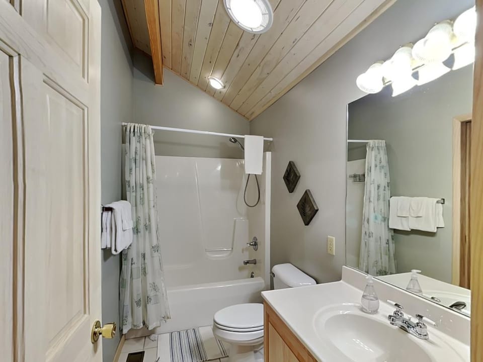 Shower, Toilet, Bathroom, Bath, towels
