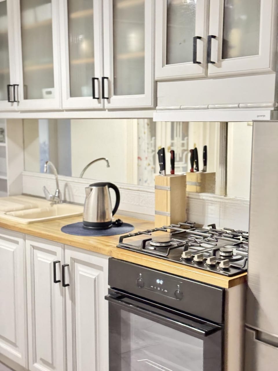 Kitchen or kitchenette, group of guests