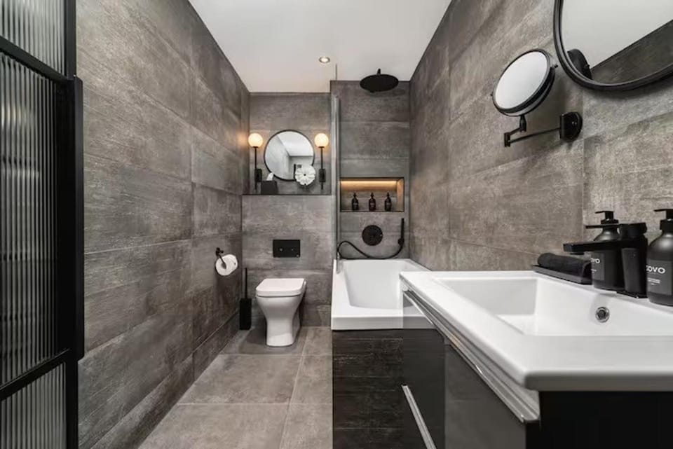 Shower, Toilet, Bathroom, Bath, towels, washing machine