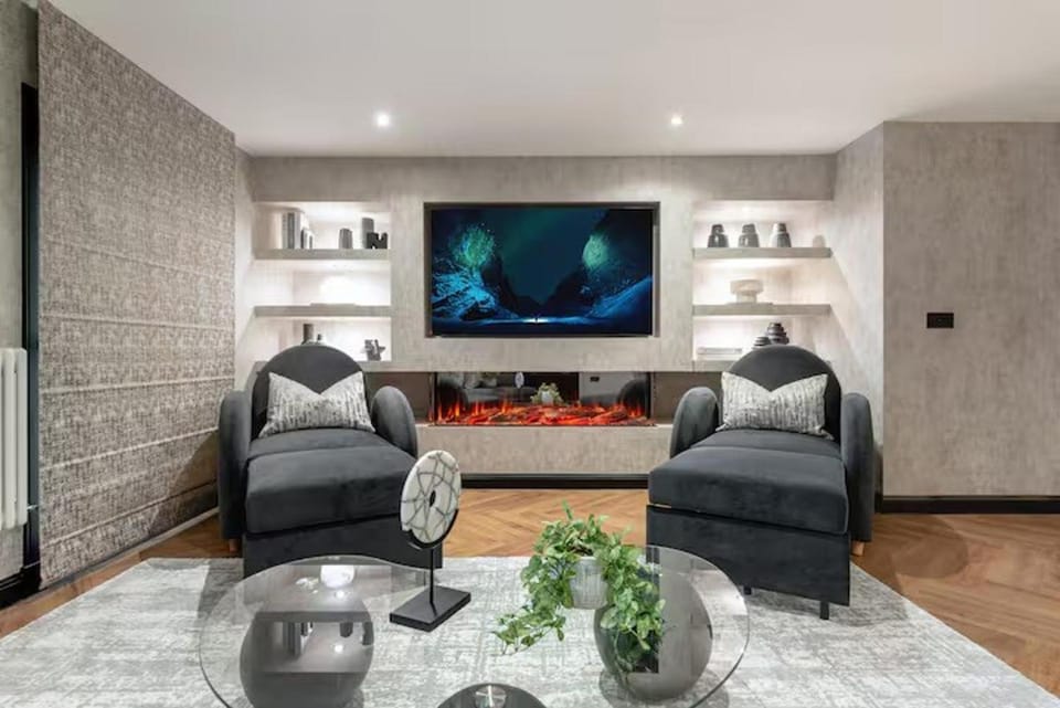 Communal lounge/ TV room, TV and multimedia, Living room, Seating area, Evening entertainment