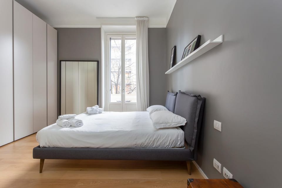 HomeLovers Two Rooms Close to City Life MM1 Metro Apartment in Milan