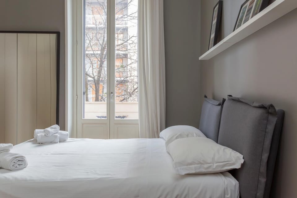 HomeLovers Two Rooms Close to City Life MM1 Metro Apartment in Milan