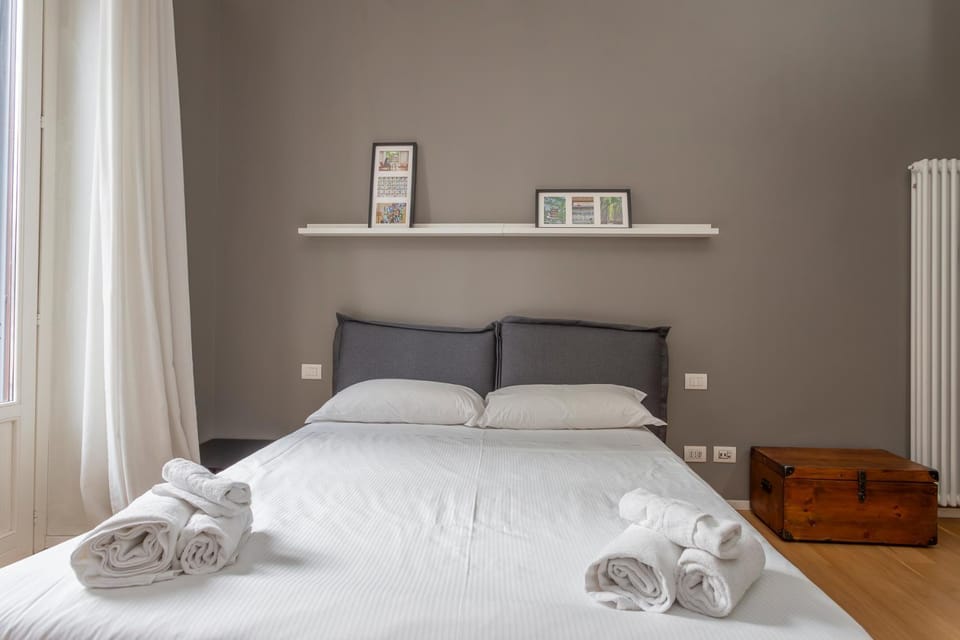 HomeLovers Two Rooms Close to City Life MM1 Metro Apartment in Milan