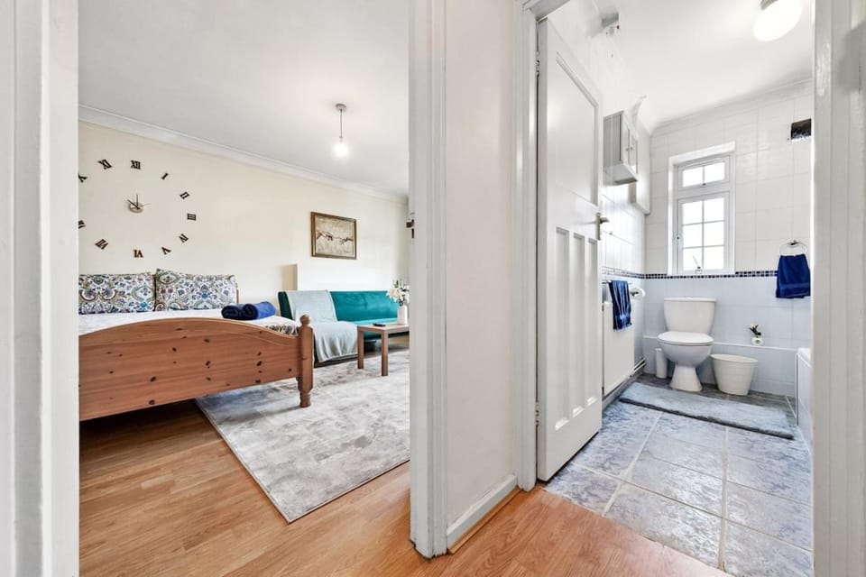 Modern Spacious studio flat in London Apartment in London Borough of Ealing