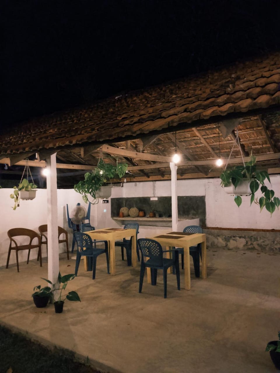 Patio, Restaurant/places to eat, Night, Dining area