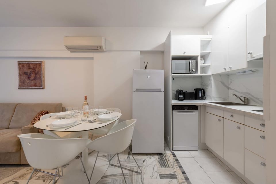 Kitchen or kitchenette, Dining area, air conditioner