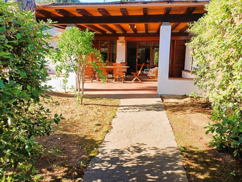 Property building, Patio, Spring, Day, Garden, Garden view