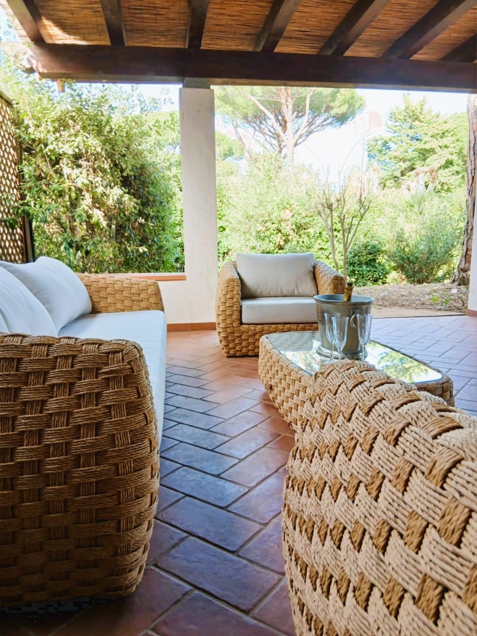 Patio, Day, Garden, Living room