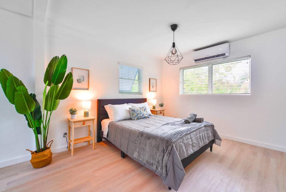 Bed, towels, air conditioner