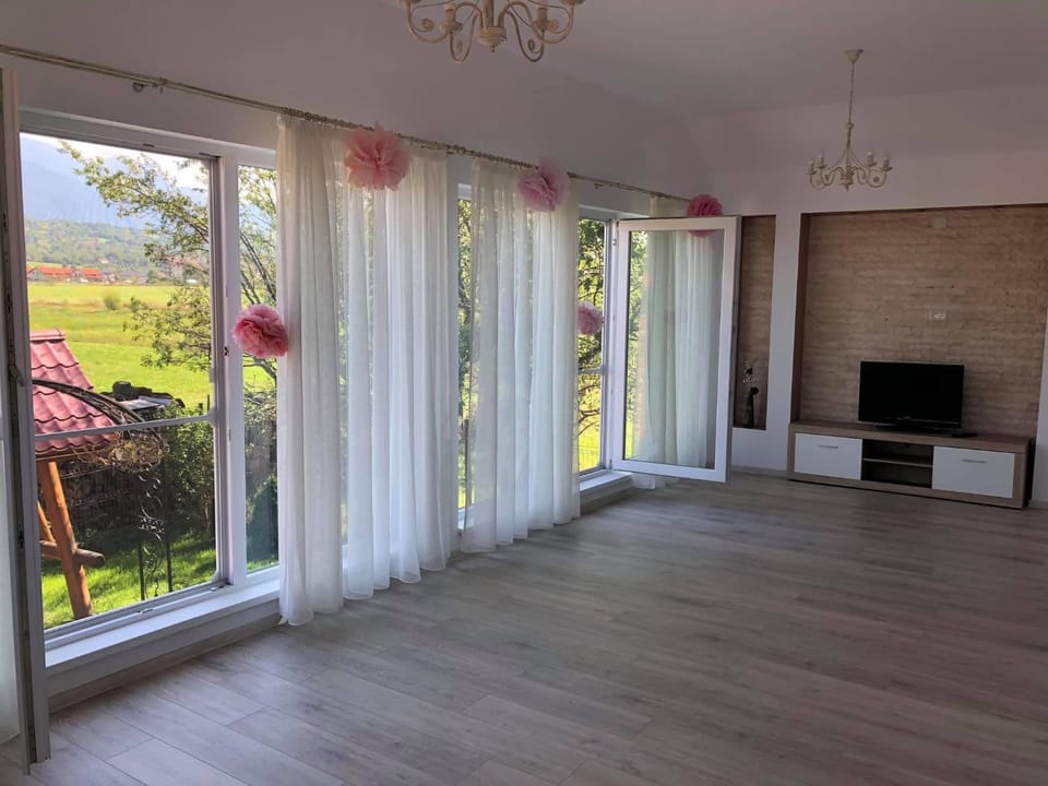 Communal lounge/ TV room, Evening entertainment, Garden view