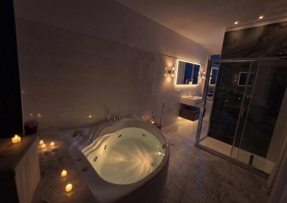 Hot Tub, Bathroom