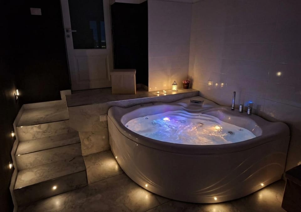 Hot Tub, Bathroom