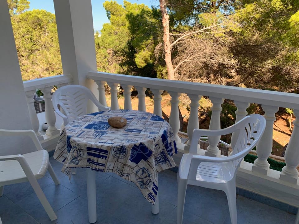 Natural landscape, Balcony/Terrace, Dining area