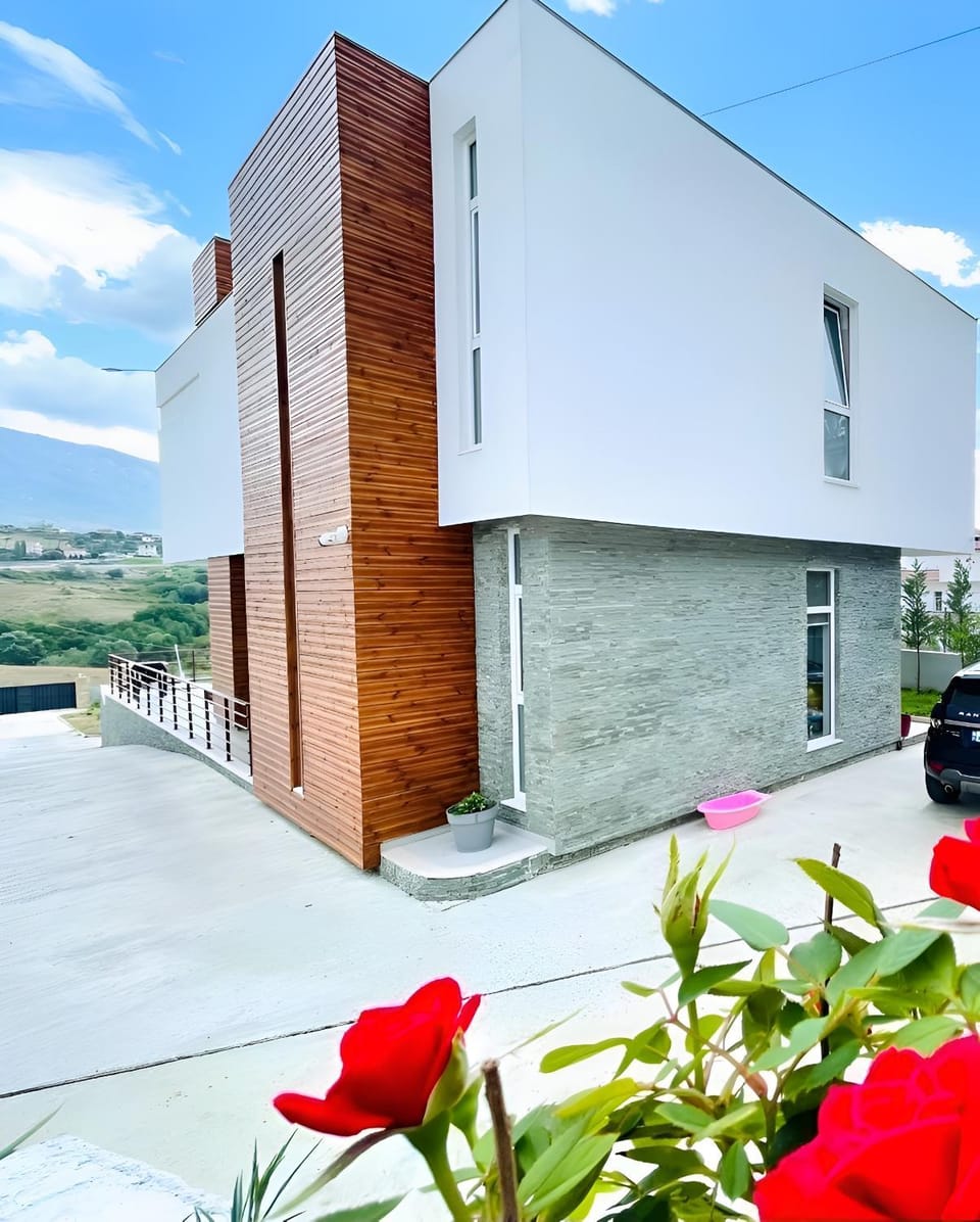 Farka Lake Luxury Villa Villa in Tirana