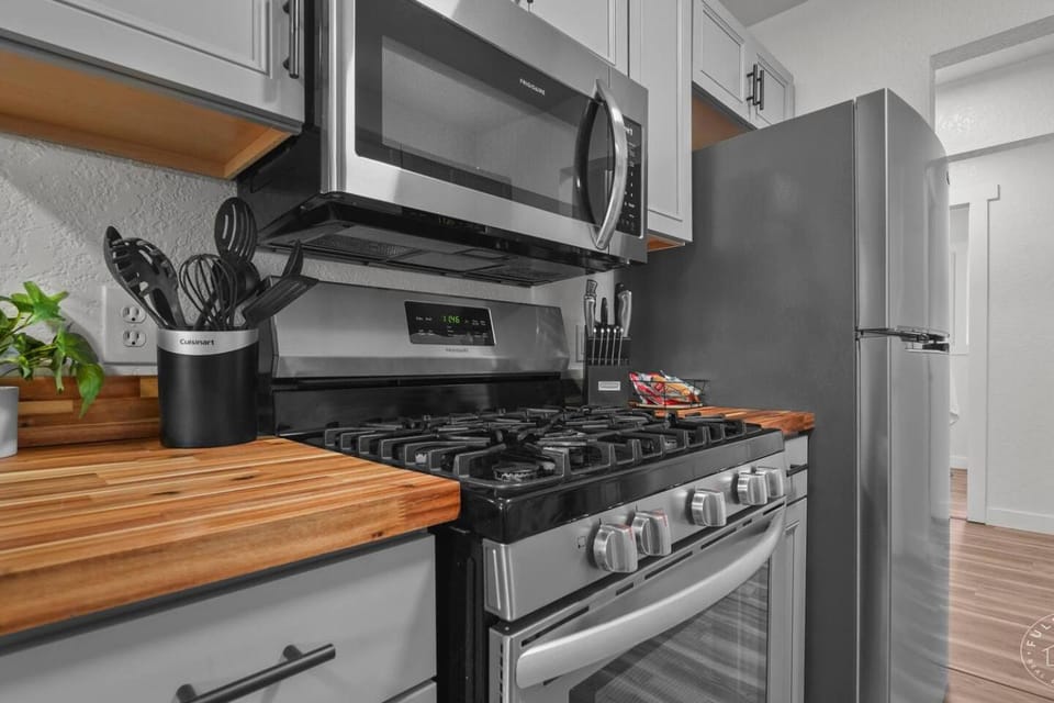 Kitchen or kitchenette, oven, pet friendly, stove