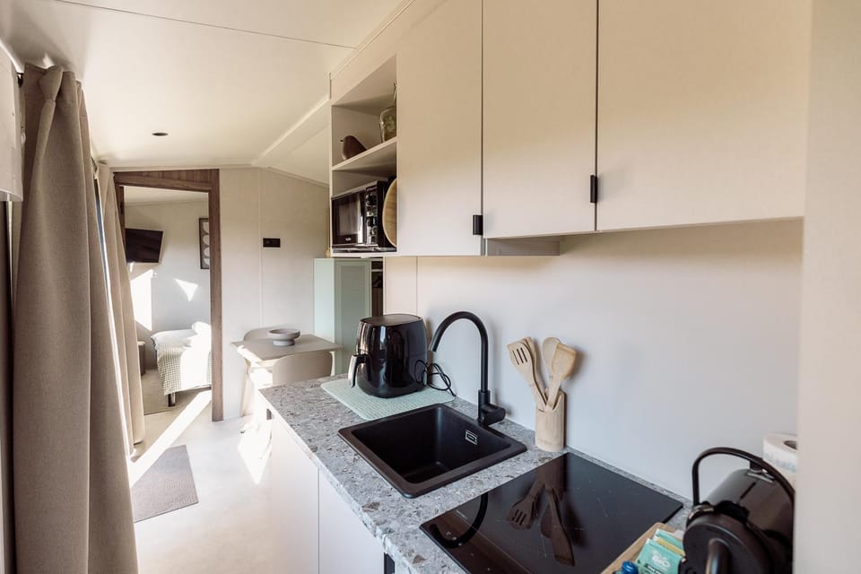 Coffee/tea facilities, Kitchen or kitchenette, Food, Breakfast, Lunch, microwave, storage, stove, toaster, kitchen