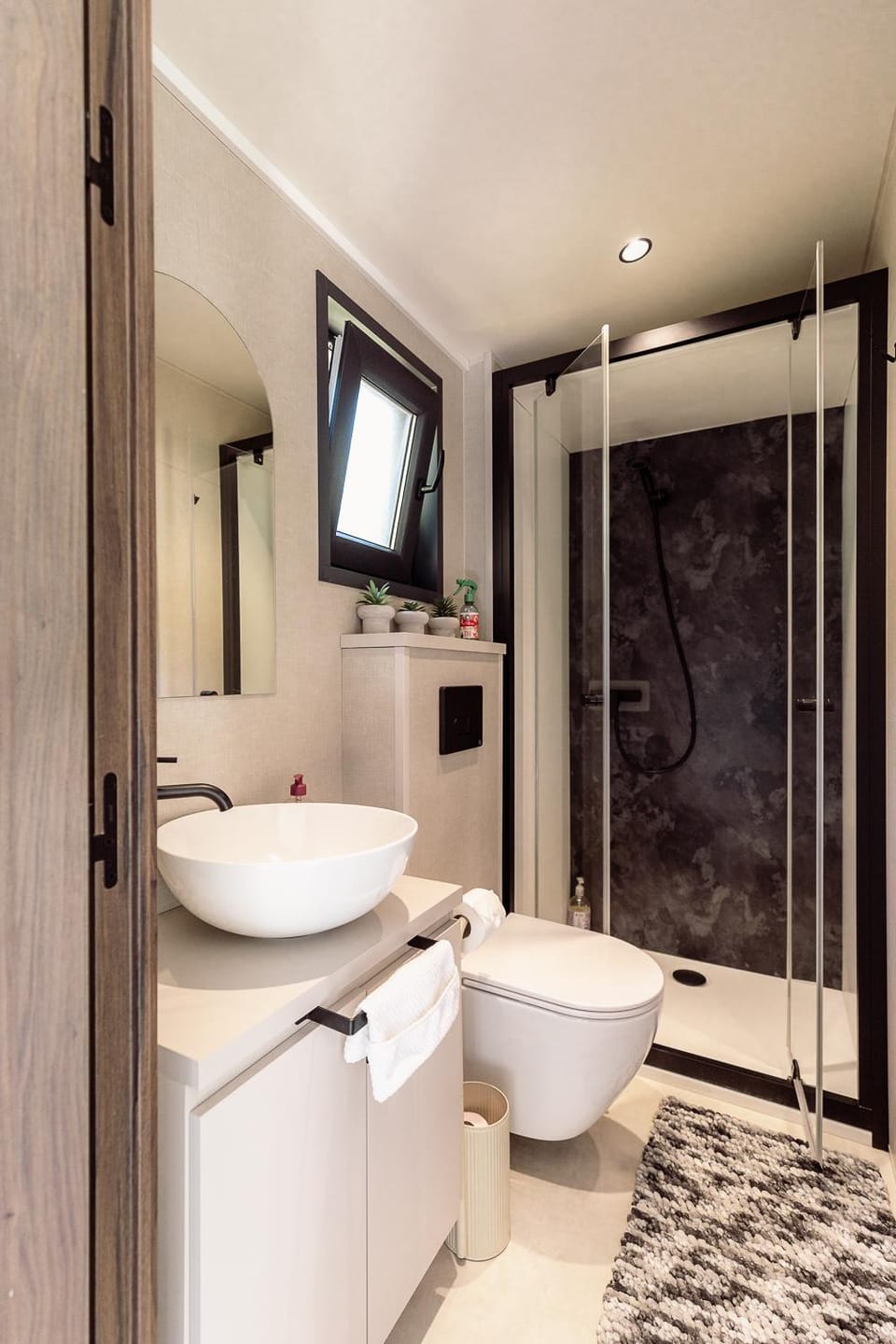 Shower, Toilet, Bathroom, towels