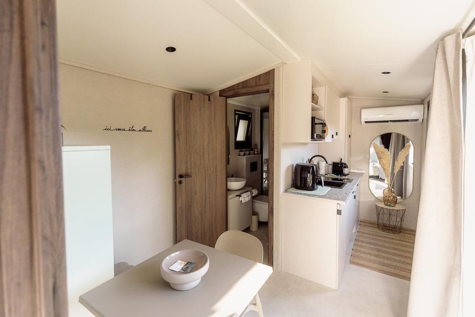 Communal lounge/ TV room, Bathroom, Coffee/tea facilities, Kitchen or kitchenette, Seating area