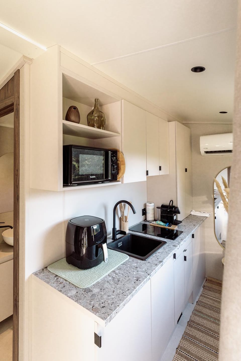 Coffee/tea facilities, Kitchen or kitchenette, Food, Meals, Breakfast, Dinner, microwave, storage, stove, stove, toaster, kitchen