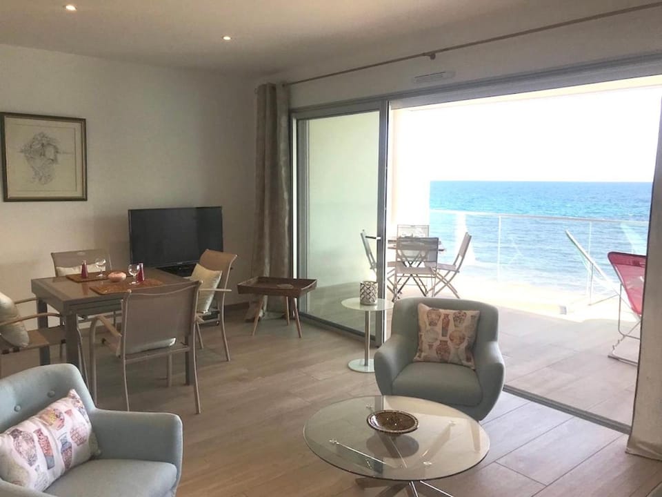 Communal lounge/ TV room, Natural landscape, TV and multimedia, View (from property/room), Balcony/Terrace, Living room, Seating area, Dining area, Sea view