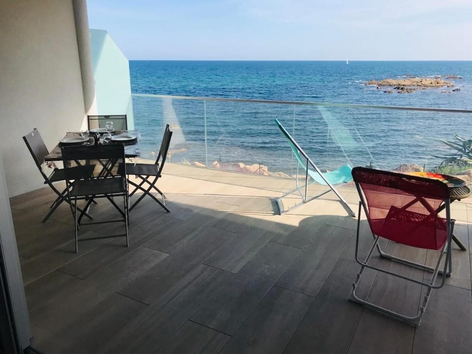 Patio, Day, Natural landscape, View (from property/room), Balcony/Terrace, Balcony/Terrace, Dining area, Beach, Sea view, sunbed